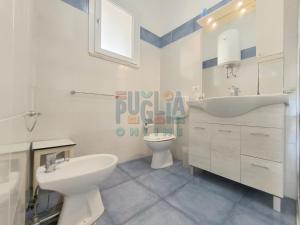 A bathroom at Appartamento La Torre piano terra sul mare Puglia On line
