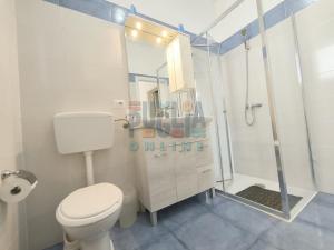 A bathroom at Appartamento La Torre piano terra sul mare Puglia On line