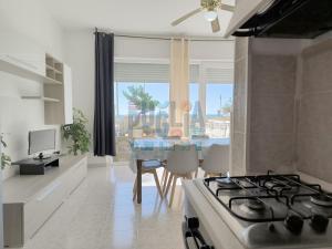 A kitchen or kitchenette at Appartamento La Torre piano terra sul mare Puglia On line