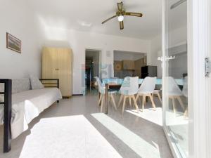 A bed or beds in a room at Appartamento La Torre piano terra sul mare Puglia On line