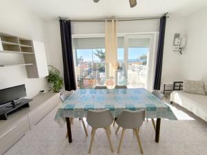 A seating area at Appartamento La Torre piano terra sul mare Puglia On line