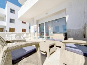 A seating area at Appartamento La Torre piano terra sul mare Puglia On line
