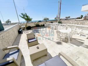 A seating area at Appartamento La Torre piano terra sul mare Puglia On line