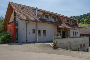 una casa grande con una entrada delante de ella en Gengs Linde, en Stühlingen