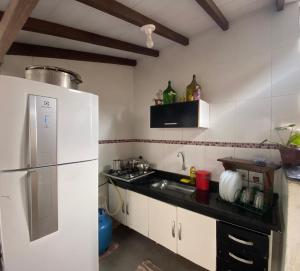 Kuchyň nebo kuchyňský kout v ubytování Suite com piscina