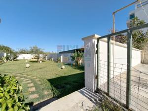 A garden outside Appartamento La Torre piano terra sul mare Puglia On line