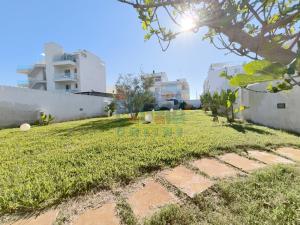 A garden outside Appartamento La Torre piano terra sul mare Puglia On line