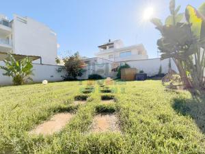A garden outside Appartamento La Torre piano terra sul mare Puglia On line