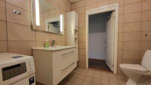 Ένα μπάνιο στο Stylish & Modern Apartment, in Centre, Free Parking spot !
