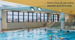 Bazén v ubytování Le 123 Armoric - Balcon vue mer - 50m de la plage - Confort et moderne - 70m2 nebo v jeho okolí
