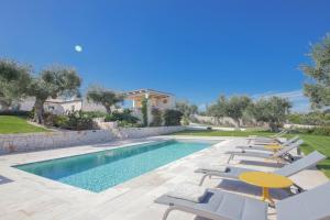 Bazén v ubytování TD Trulli Lorusso Design Luxury Trulli with Pool nebo v jeho okolí + 29 fotografií