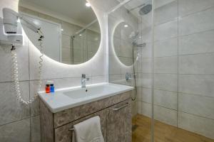 A bathroom at Peak Star Hotel