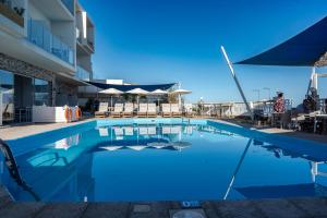 Bazén v ubytování Sunset Beach Hotel nebo v jeho okolí
