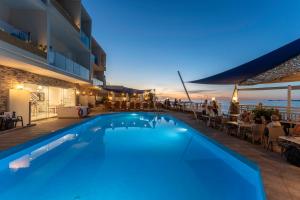 Bazén v ubytování Sunset Beach Hotel nebo v jeho okolí