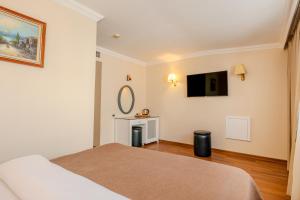 A television and/or entertainment centre at Peak Star Hotel