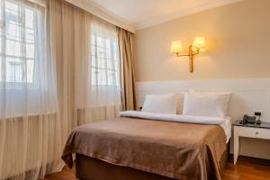 A bed or beds in a room at Peak Star Hotel