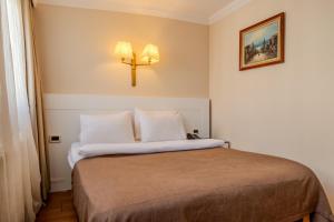 A bed or beds in a room at Peak Star Hotel