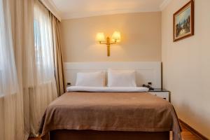 A bed or beds in a room at Peak Star Hotel