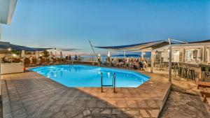 Bazén v ubytování Sunset Beach Hotel nebo v jeho okolí