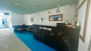 un soggiorno con bar al centro di Coco Cottage Local Style a Guraidhoo