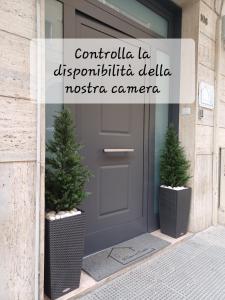 una puerta delantera con dos macetas en ella en Il sogno nel cassetto, en Bari