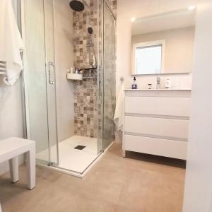 エステポナにあるE1 Desk Private patio Terrace Barbecueのシャワーと洗面台付きのバスルーム