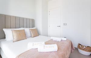 une chambre avec un lit avec deux serviettes dessus dans l'établissement Intempo by Holuxe - 045 - 4th floor, à Benidorm