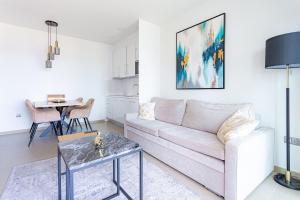 un salon avec un canapé blanc et une table dans l'établissement Intempo by Holuxe - 045 - 4th floor, à Benidorm