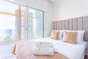 une chambre avec un grand lit avec deux oreillers dessus dans l'établissement Intempo by Holuxe - 045 - 4th floor, à Benidorm 32 autres photos