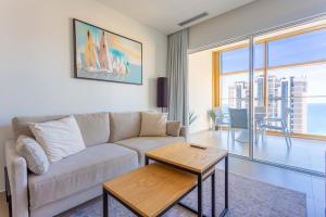 una sala de estar con un sofá y una mesa en Intempo by Holuxe - 131 - 13th floor, en Benidorm
