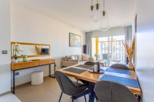 Un comedor con mesa y sillas en Intempo by Holuxe - 131 - 13th floor, en Benidorm