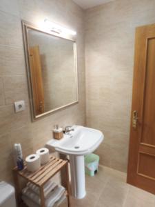 Et badeværelse på Apartamento LA CORREDERA + 16 billeder