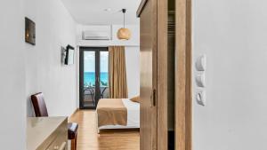 Postel nebo postele na pokoji v ubytování Sunset Beach Hotel