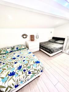 ein Schlafzimmer mit zwei Betten in einem Zimmer in der Unterkunft Luxury Stay with Terrace and AC 10 min to Paris in Vitry-sur-Seine