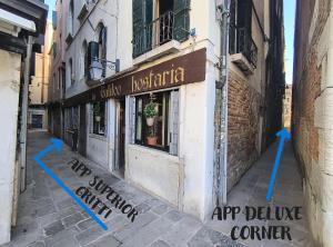 a building with blue arrows on the side of a street at Ca' Dell' Arte Luxury in Venice