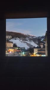シエラネバダにあるApartment Salvia Plaza Andalucíaの山のある街の景色を望む窓