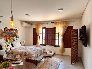 佩德拉斯港Loft Maruê Porto de Pedras的一间带大床和窗户的卧室