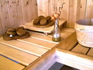 a room with two hats and a vase on a counter at Haus Rosengarten mit Sauna in Bad Wünnenberg