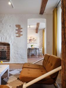 Posezení v ubytování Historic Apartment with Private Garden in Old Town