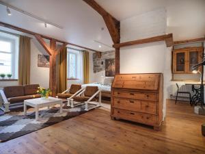 Posezení v ubytování Historic Apartment with Private Garden in Old Town