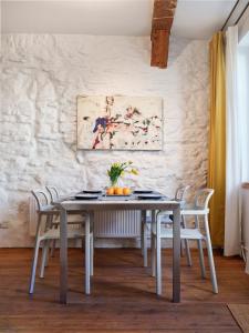 Fotografie z fotogalerie ubytování Historic Apartment with Private Garden in Old Town v Tallinnu