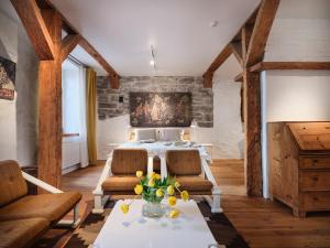 Posezení v ubytování Historic Apartment with Private Garden in Old Town