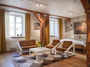 Posezení v ubytování Historic Apartment with Private Garden in Old Town