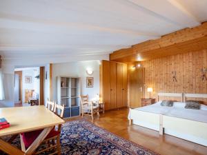 een woonkamer met een bed en een tafel bij Apartment Diamant 39 by Interhome in Villars-sur-Ollon