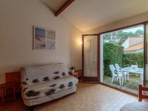 ラ・パルミールにあるHoliday Home Bois d'Eleis-2 by Interhomeのリビングルーム(椅子付)、ガラスのスライドドア +14枚の写真