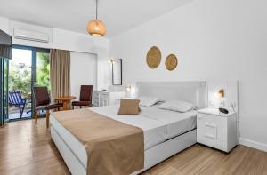 Postel nebo postele na pokoji v ubytování Sunset Beach Hotel
