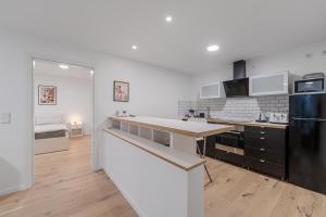 cocina con encimera blanca y nevera negra en Wohnung in Toplage in Düsseldorf-Oberkassel, en Düsseldorf