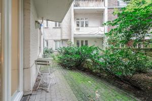 un balcón con 2 sillas y una mesa en el lateral de un edificio en Wohnung in Toplage in Düsseldorf-Oberkassel, en Düsseldorf