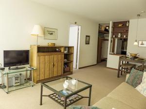 Televisyen dan/atau pusat hiburan di Apartment Jeanne D'Arc Apt- E-38 by Interhome