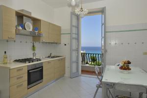 A kitchen or kitchenette at Casa Alice